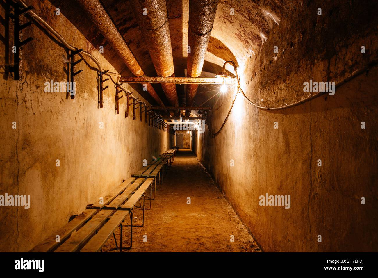 Corridoio al vecchio e sporco bunker sovietico abbandonato. Foto Stock