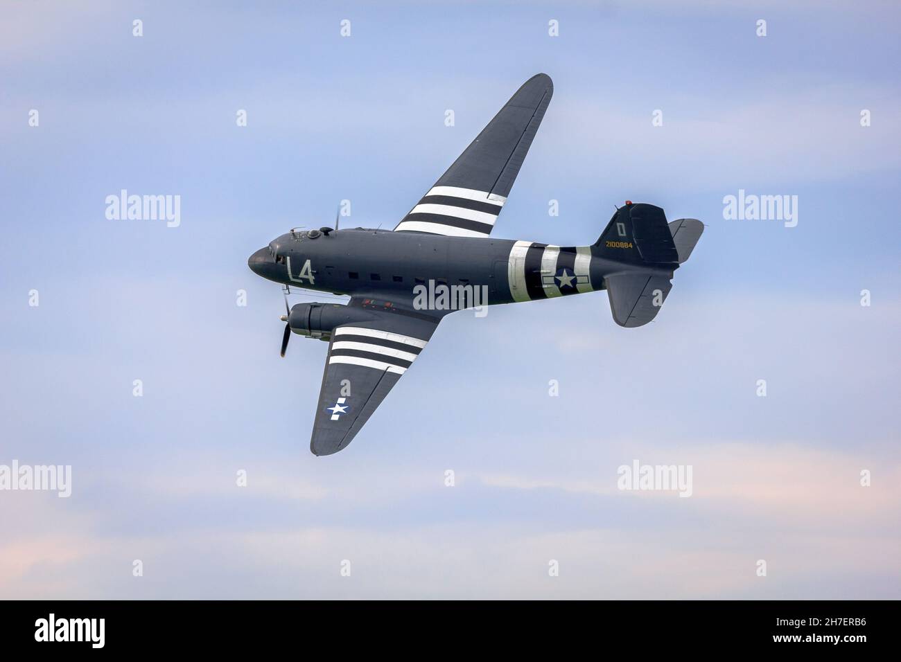 Douglas C-47 Skytrain o Dakota, velivolo di trasporto militare. Sorvolando il Northamptonshire Regno Unito Foto Stock