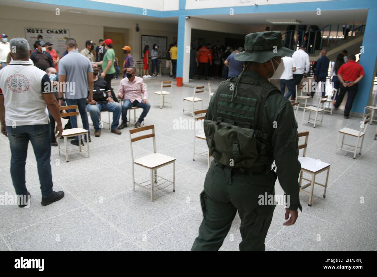 Non esclusiva: I cittadini venezuelani partecipano alle cabine di voto per votare durante il processo elettorale per eleggere governatori e sindaci. Su Novem Foto Stock