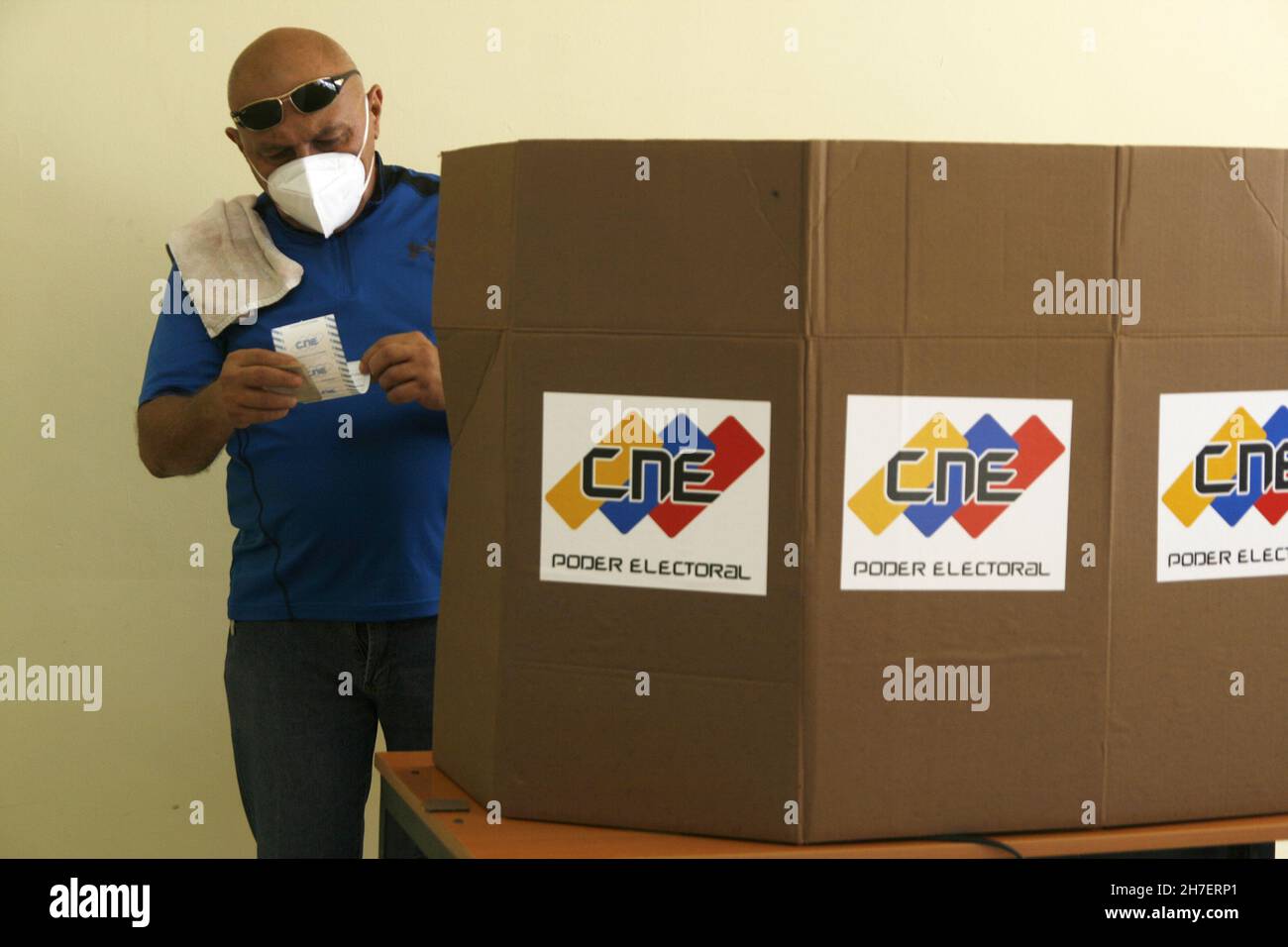 Non esclusiva: I cittadini venezuelani partecipano alle cabine di voto per votare durante il processo elettorale per eleggere governatori e sindaci. Su Novem Foto Stock