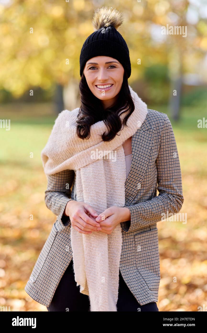 Bella donna all'aperto Foto Stock