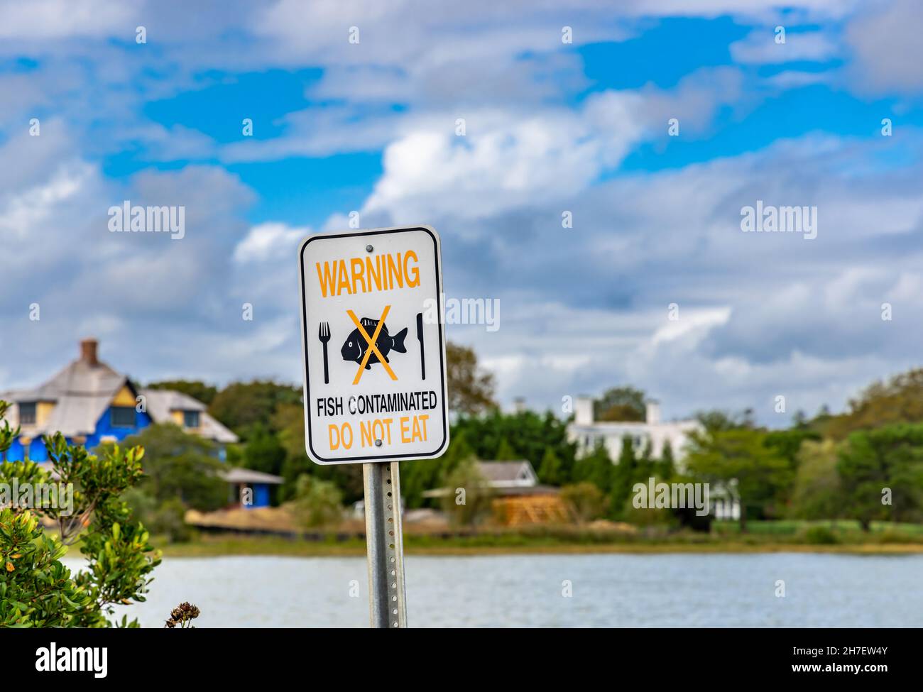 Un cartello segnaletico al lago Agawam a Southampton, NY Foto Stock