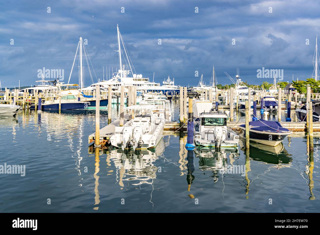 Vista su yacht e barche a Sag Harbor Marina Foto Stock