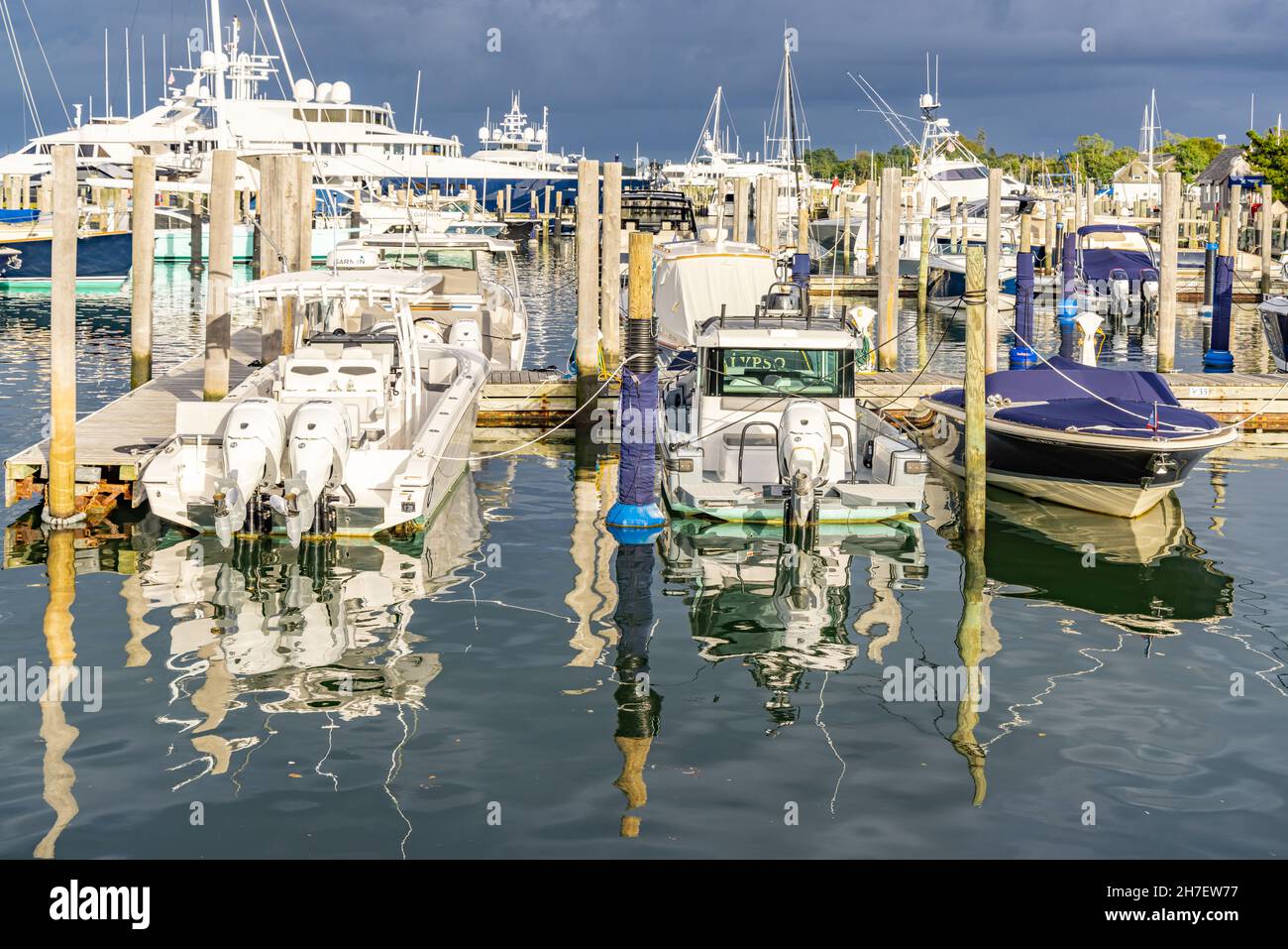 Vista su yacht e barche a Sag Harbor Marina Foto Stock