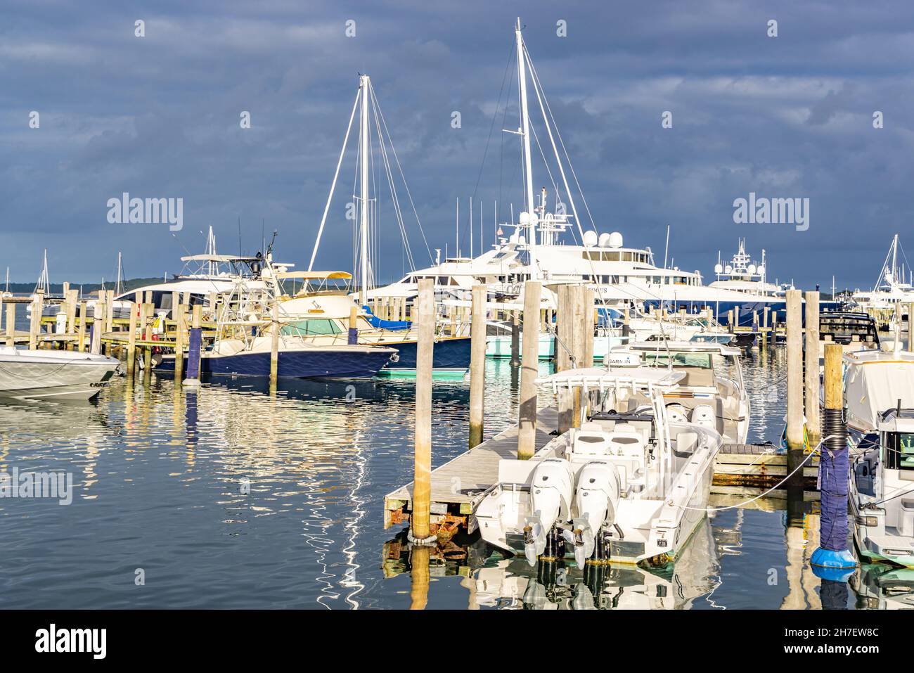 Vista su yacht e barche a Sag Harbor Marina Foto Stock
