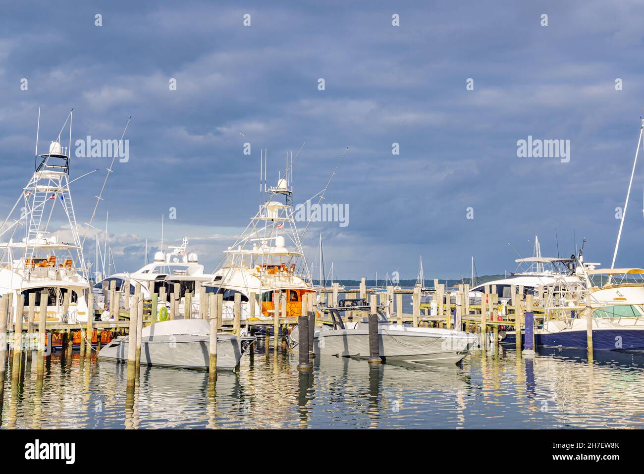 Vista su yacht e barche a Sag Harbor Marina Foto Stock