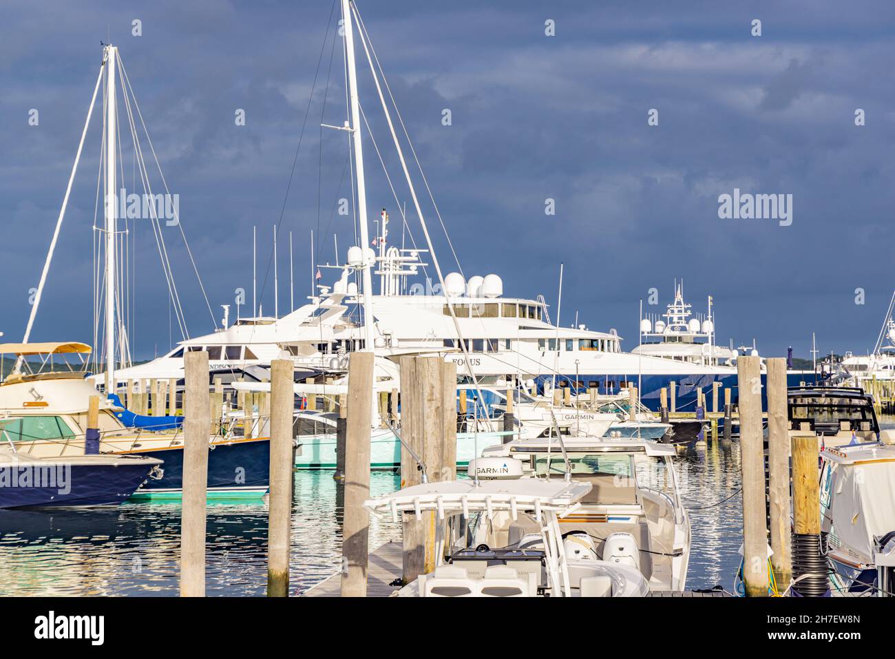 Vista su yacht e barche a Sag Harbor Marina Foto Stock