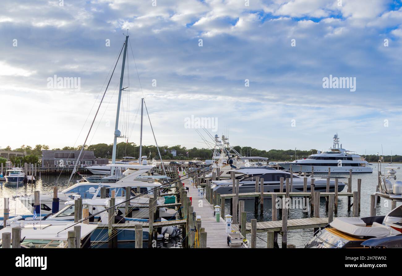 Vista su yacht e barche a Sag Harbor Marina Foto Stock