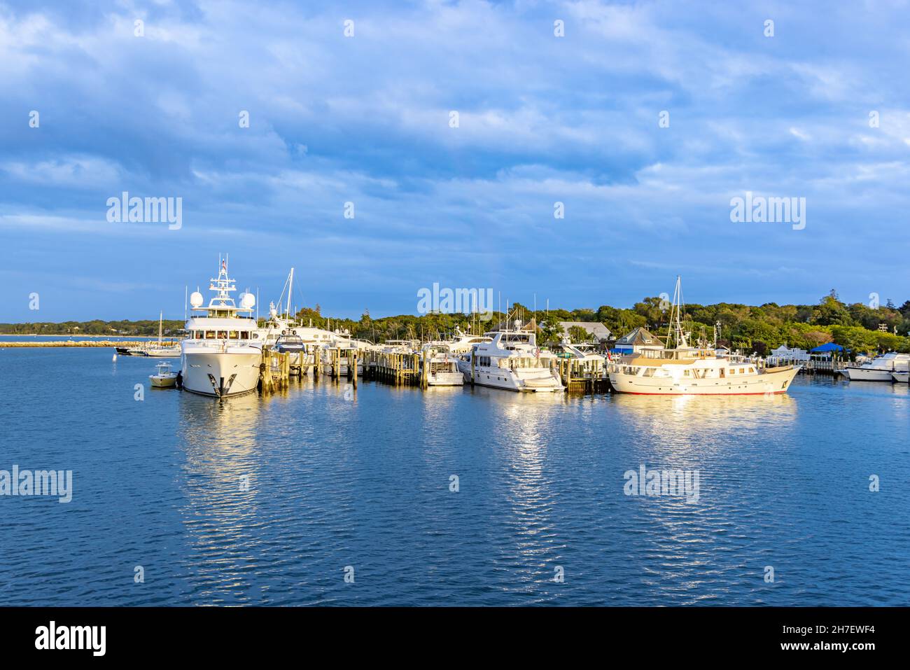 Vista su yacht e barche a Sag Harbor Marina Foto Stock