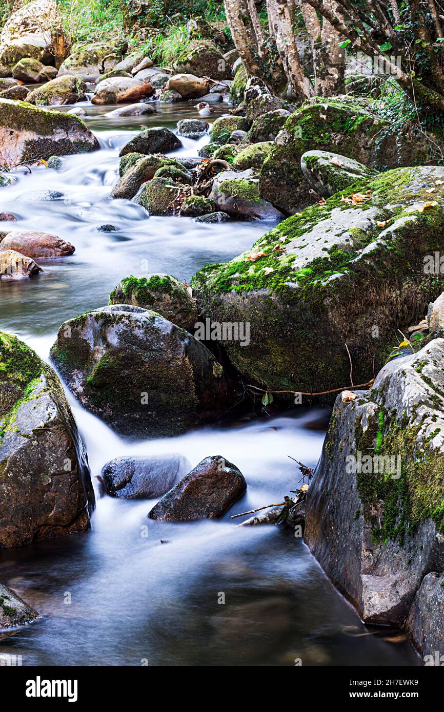 Foto di un fiume scattata con lunga esposizione. La foto è stata scattata in formato verticale sul percorso Alba che parte dalla famosa città asturiana Foto Stock