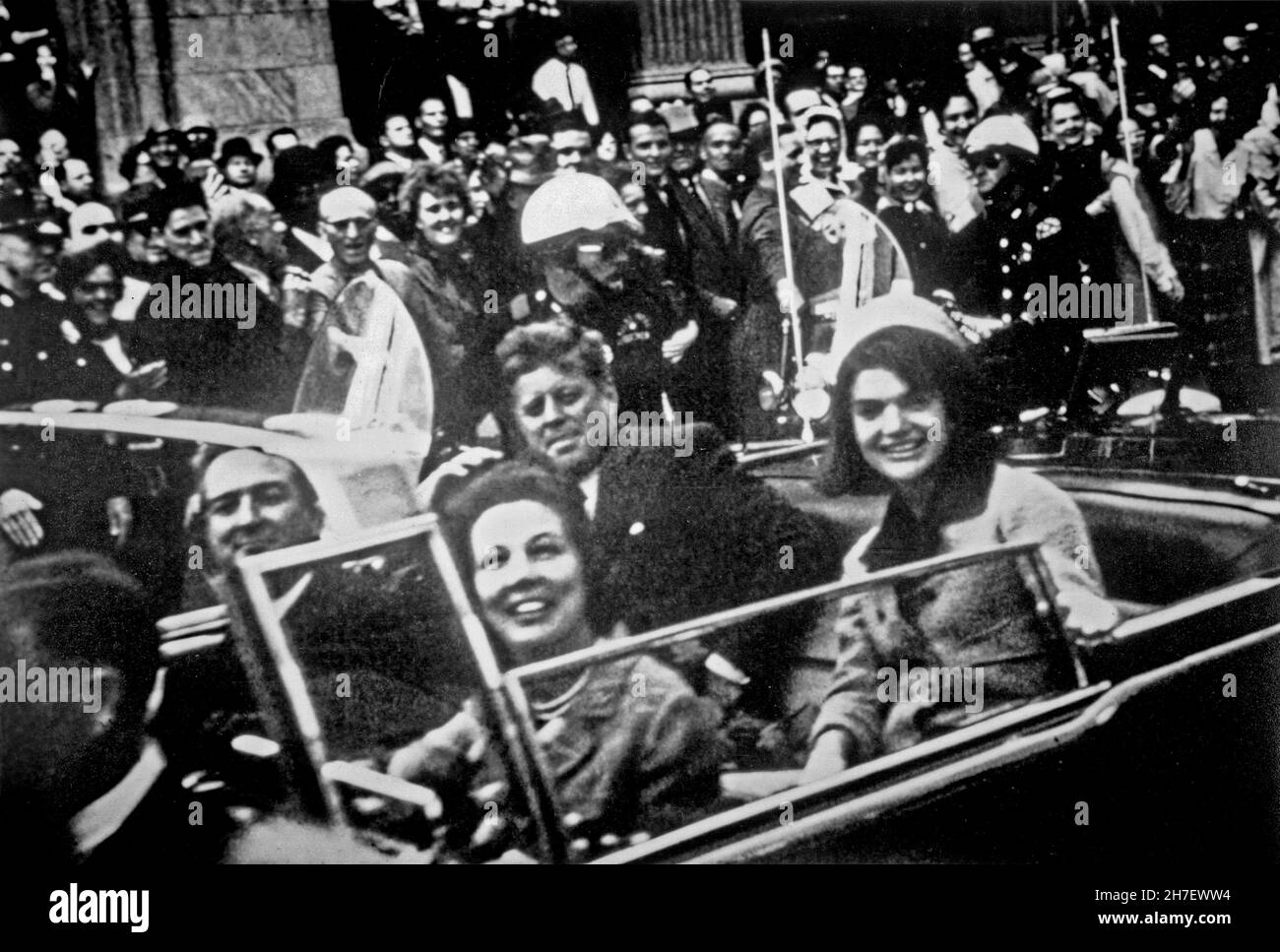 DALLAS, TEXAS, Stati Uniti d'America - 22 novembre 1963 - una delle ultime fotografie del motorade John F Kennedy, poco prima che fosse assassinato durante una visita Foto Stock
