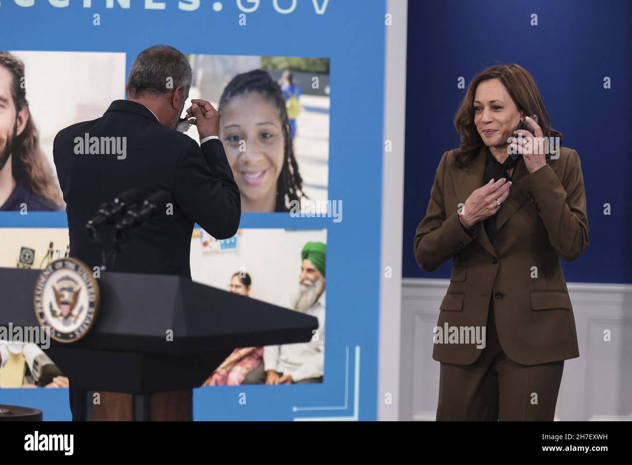 Amministratore associato HRSA per la forza lavoro sanitaria e direttore del corpo del Servizio sanitario Nazionale il Dr. Luis Padilla parla durante un evento sul capitale COVID con il Vice Presidente Kamala Harris nell'Auditorium South Court presso l'Eisenhower Office Building accanto alla Casa Bianca il 22 novembre 2021 a Washington, CC. (Foto di Oliver Contreras/Abaca) Foto Stock