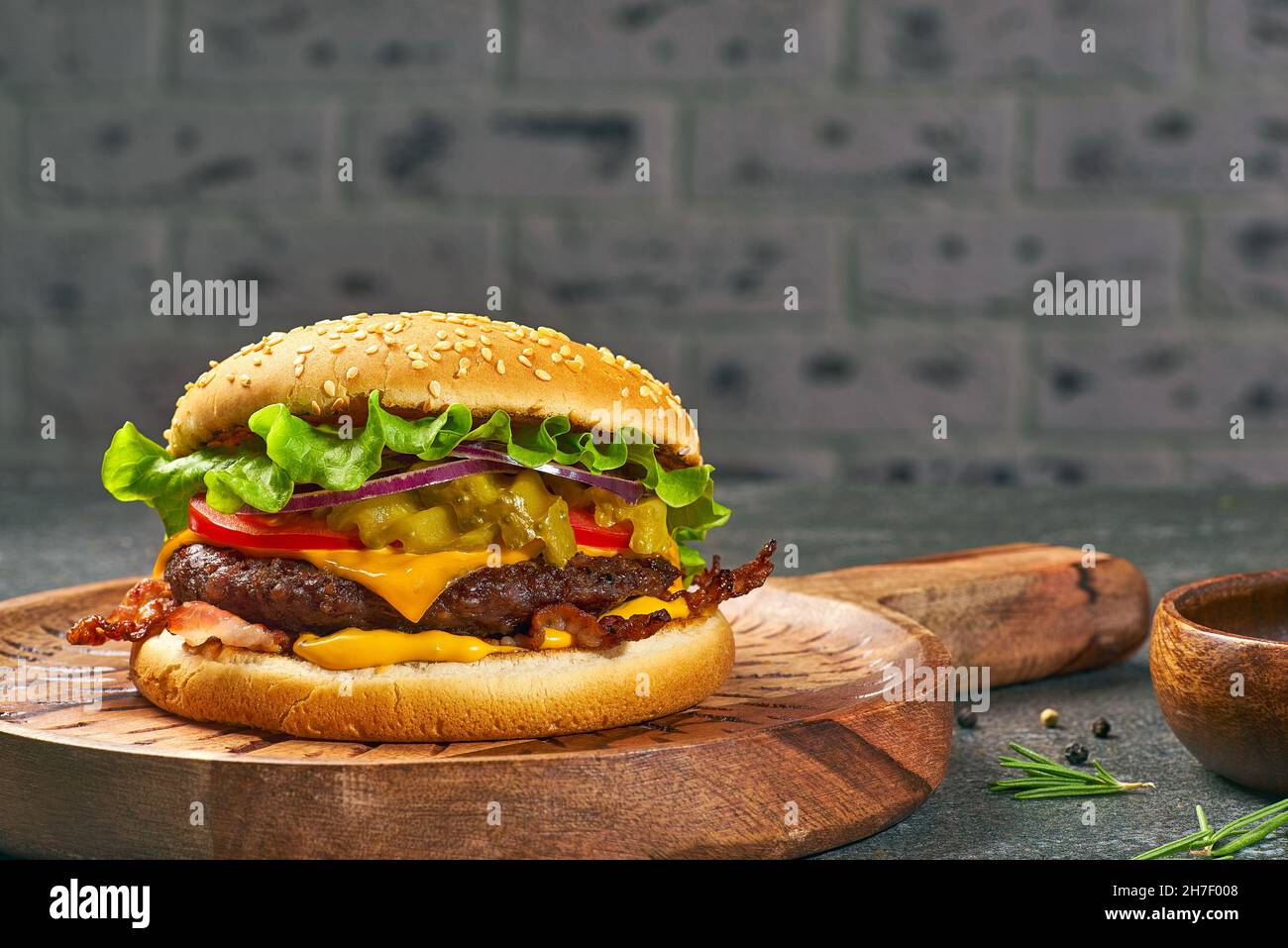Hamburger succulento classico americano hamburger su tavola di legno Foto Stock