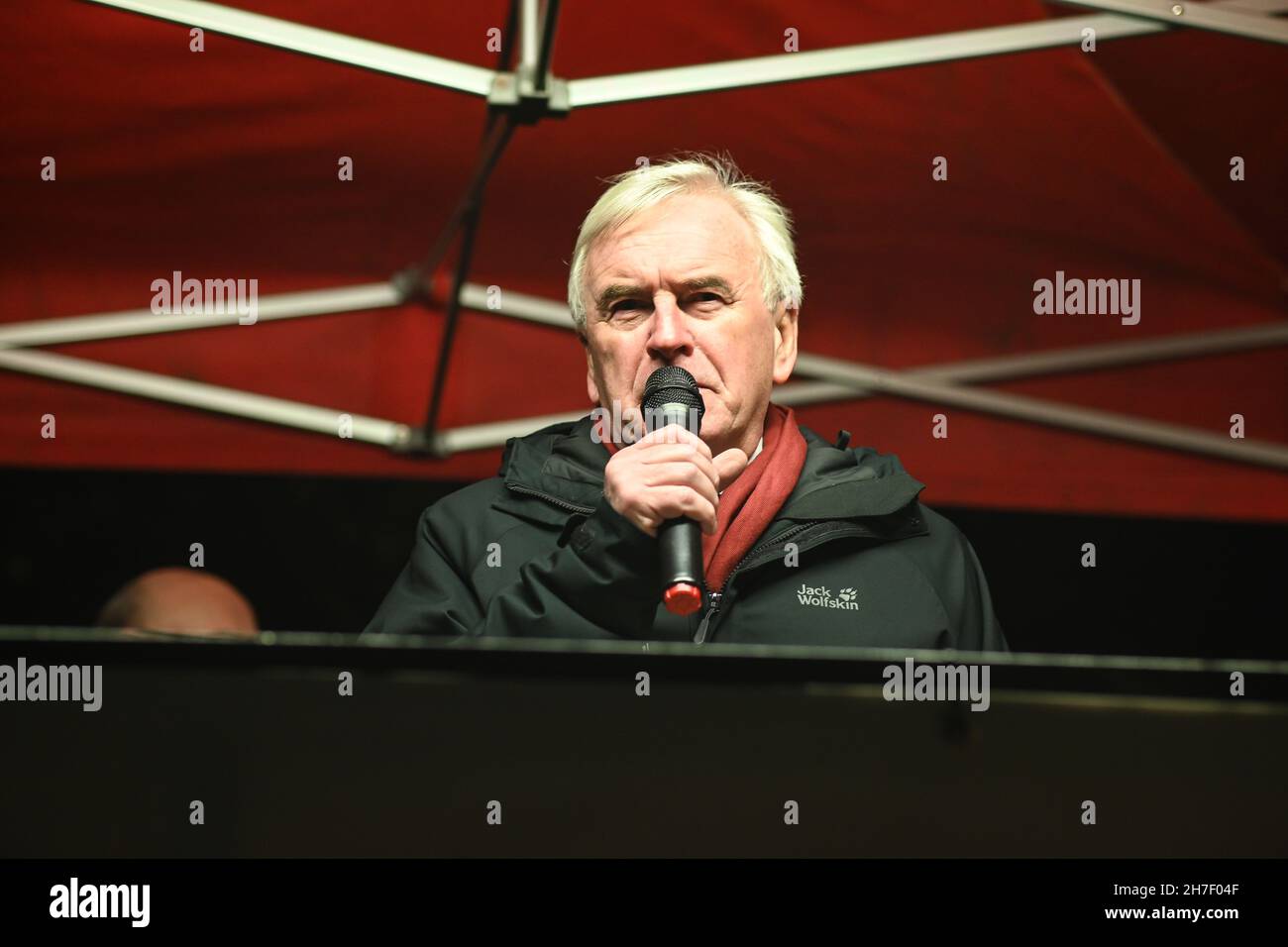 Londra, Regno Unito. 22 novembre 2021. L'oratore John McDonnell presso l'Unione Unite tiene un raduno su Richmond Terrace, Westminster, per chiedere che i membri del parlamento si oppongano al prossimo Health and Care Bill il 22 novembre 2021, a Richmond Terrace, Westminster, Londra, Regno Unito. Credit: Picture Capital/Alamy Live News Foto Stock