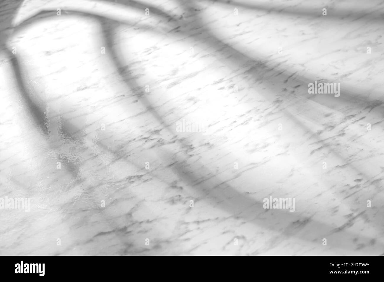 Luce dalla finestra sul pavimento in marmo all'interno dell'edificio. Un gioco di ombre dai raggi cadenti del sole su una superficie di pietra Foto Stock