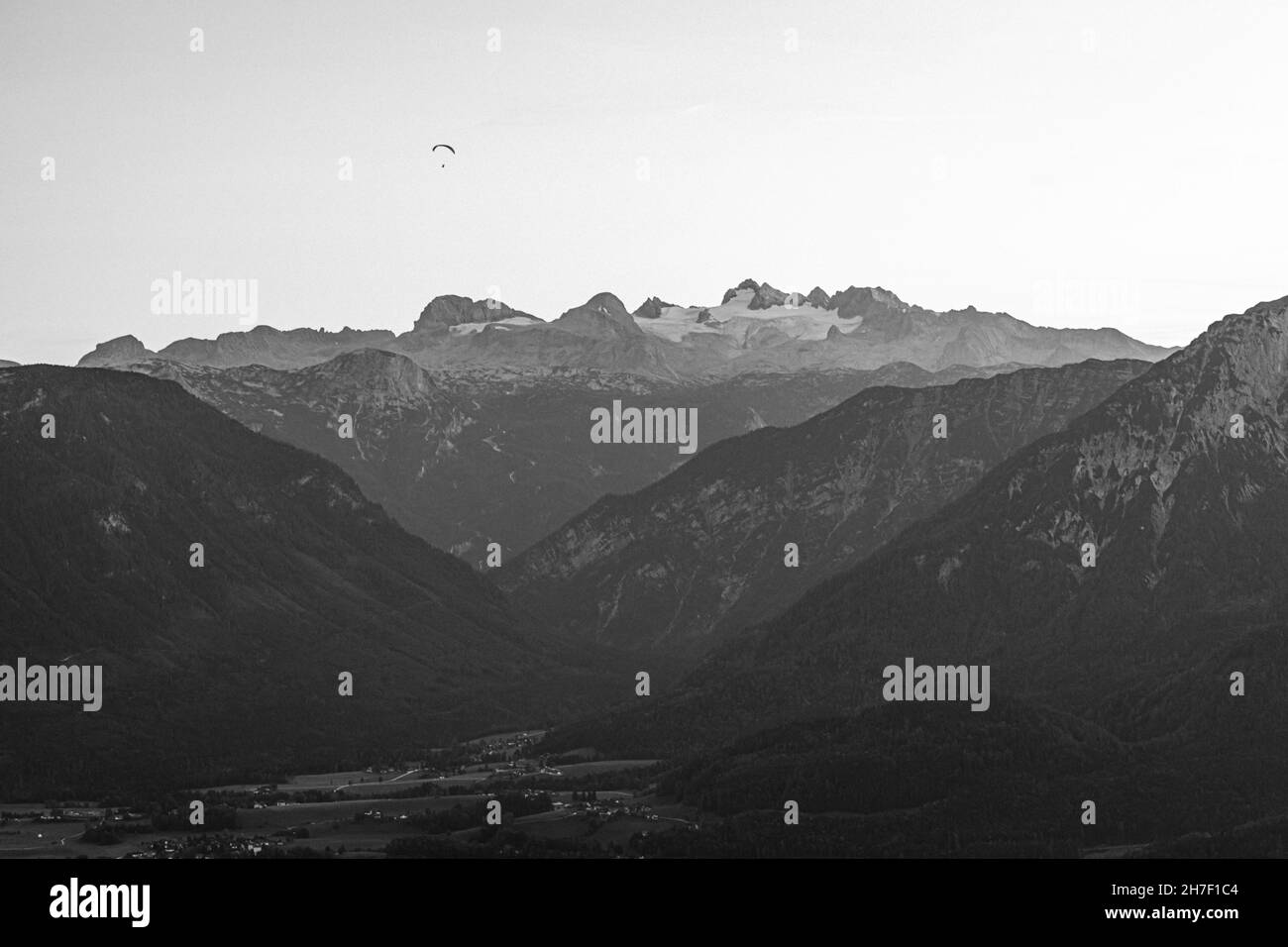 Un parapendio vola in Austria, Salzkammergut-Loser Foto Stock
