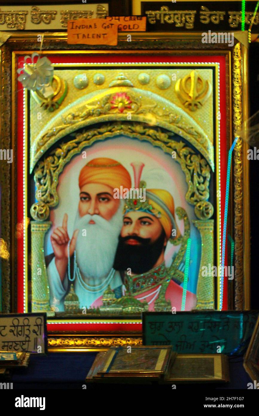 New Delhi, India. 19 Nov 2021. Un dipinto di Shri Guru Nanak Dev ji e Guru Gobind Singh ji. (Credit Image: © Shikha Arya/Pacific Press via ZUMA Press Wire) Foto Stock