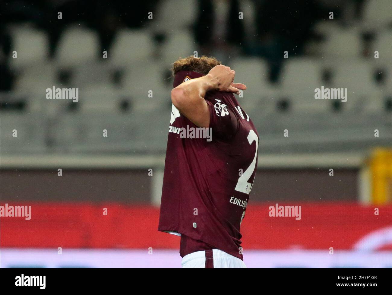 Torino, Italia. 22 novembre 2021. Mergim Vojvoda (Torino FC) durante la Serie Italiana Una partita di calcio tra Torino FC e Udinese Calcio allo Stadio Grande Torino, Torino, Italia credito: Agenzia fotografica indipendente/Alamy Live News Foto Stock