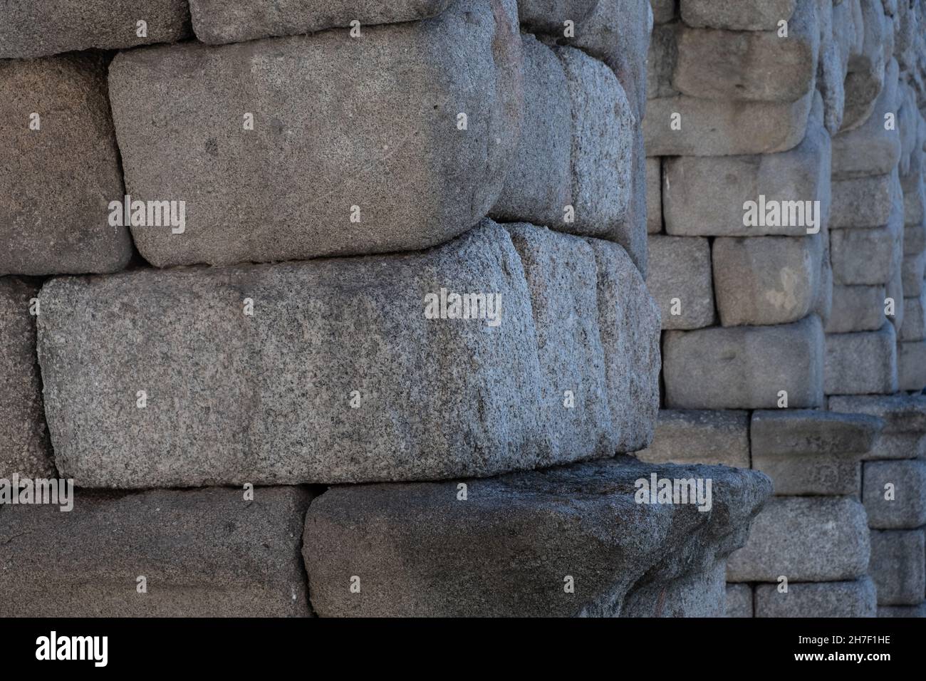 Blocchi di granito nell'acquedotto romano di Segovia. Sito patrimonio dell'umanità dell'UNESCO Foto Stock