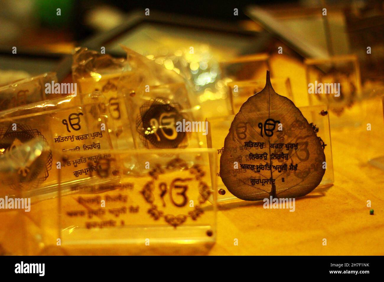 New Delhi, India. 19 Nov 2021. Magnifici dipinti di vetro di Punjabi che raffigurano citazioni di punjabi e il simbolo 'ek ombar'. (Credit Image: © Shikha Arya/Pacific Press via ZUMA Press Wire) Foto Stock