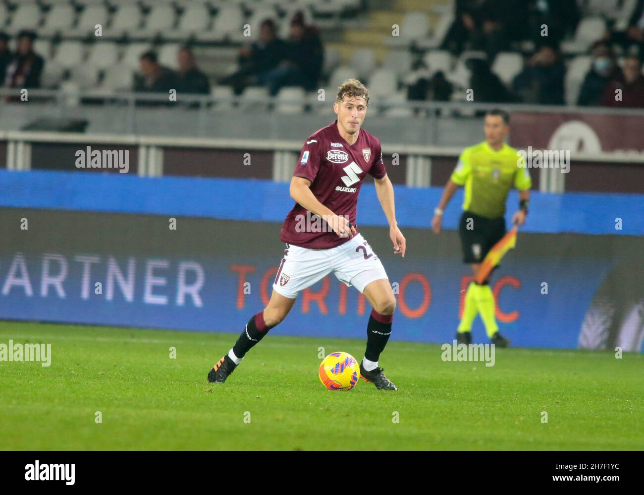 Torino, Italia. 22 novembre 2021. Mergim Vojvoda (Torino FC) durante la Serie Italiana Una partita di calcio tra Torino FC e Udinese Calcio allo Stadio Grande Torino, Torino, Italia credito: Agenzia fotografica indipendente/Alamy Live News Foto Stock