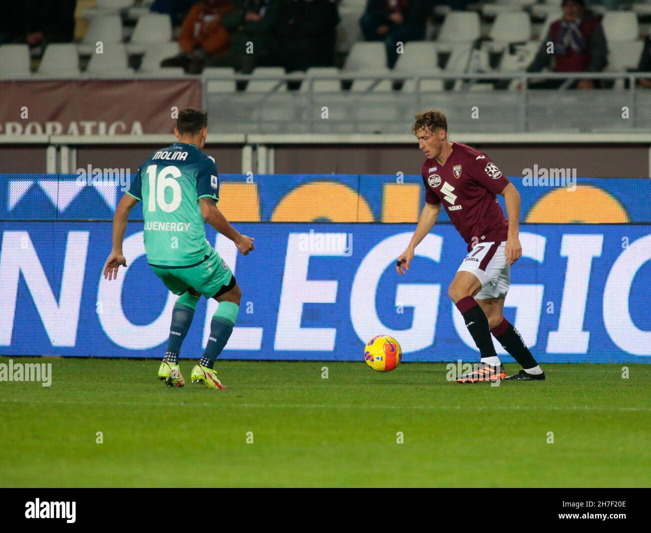 Torino, Italia. 22 novembre 2021. Mergim Vojvoda (Torino FC) durante la Serie Italiana Una partita di calcio tra Torino FC e Udinese Calcio allo Stadio Grande Torino, Torino, Italia credito: Agenzia fotografica indipendente/Alamy Live News Foto Stock