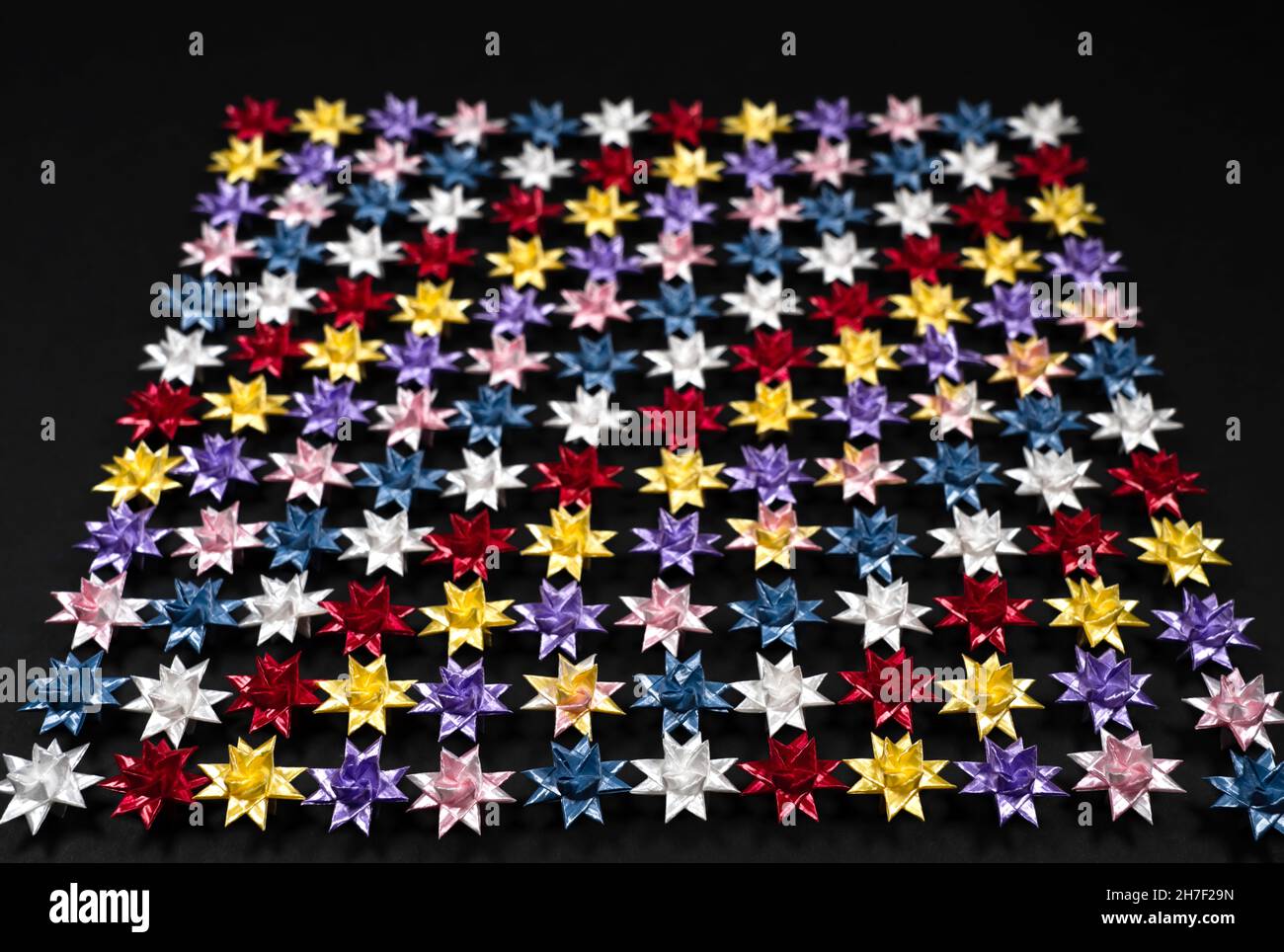 Le stelle di carta fluttuanti. Motivo colorato. Foto Stock