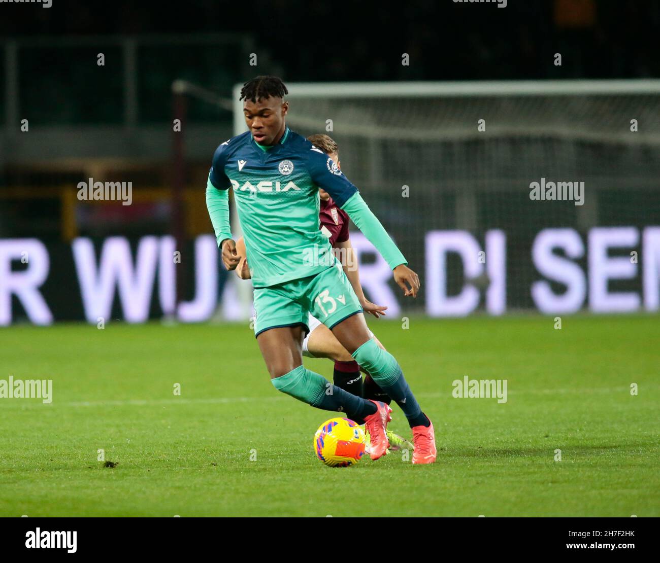 Torino, Italia. 22 novembre 2021. Destino Udogie di Udinese Calcio durante la Serie Italiana Una partita di calcio tra Torino FC e Udinese Calcio allo Stadio Grande Torino, Torino, Italia credito: Independent Photo Agency/Alamy Live News Foto Stock