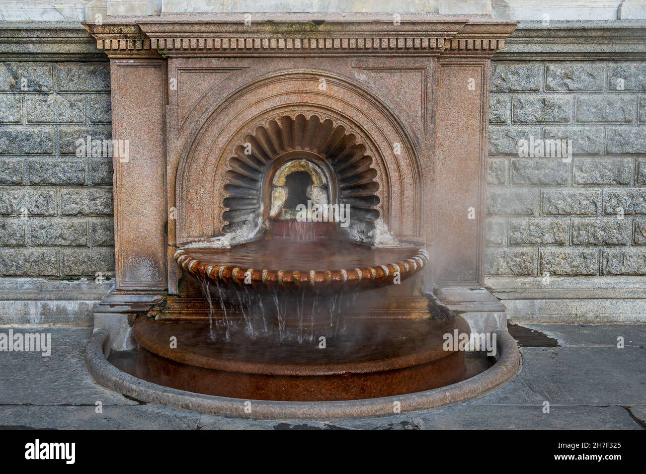 Famosa fontana costruita nel 1879 sulla sorgente Termale chiamata la Bollente nel centro storico di Acqui Terme, Piemonte, Italia Foto Stock