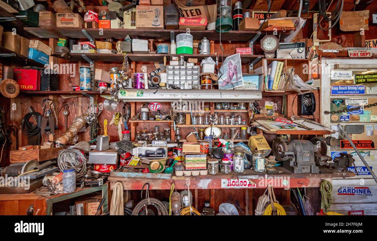 Officina di garage piena di attrezzi e spazzatura Foto Stock