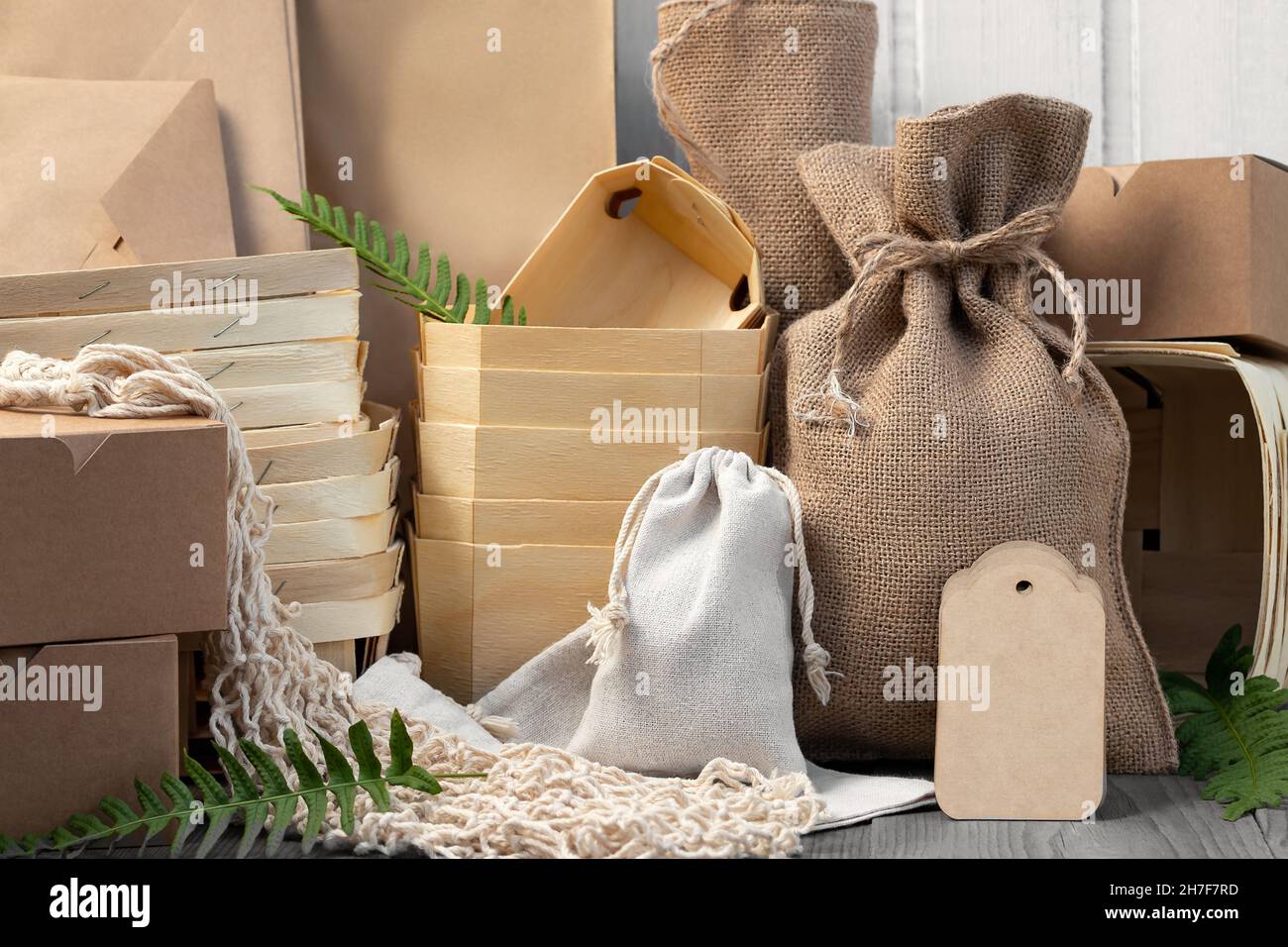 Varie confezioni eco-compatibili realizzate con materiali naturali riciclabili. Protezione ambientale e riduzione dei rifiuti Foto Stock