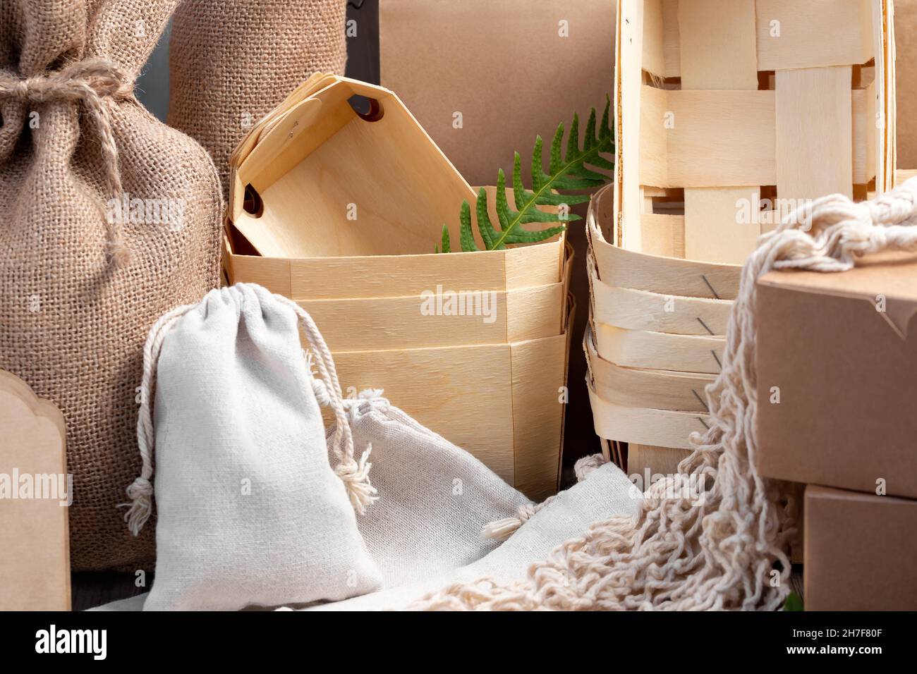 Varie confezioni eco-compatibili realizzate con materiali naturali riciclabili. Protezione ambientale e riduzione dei rifiuti Foto Stock