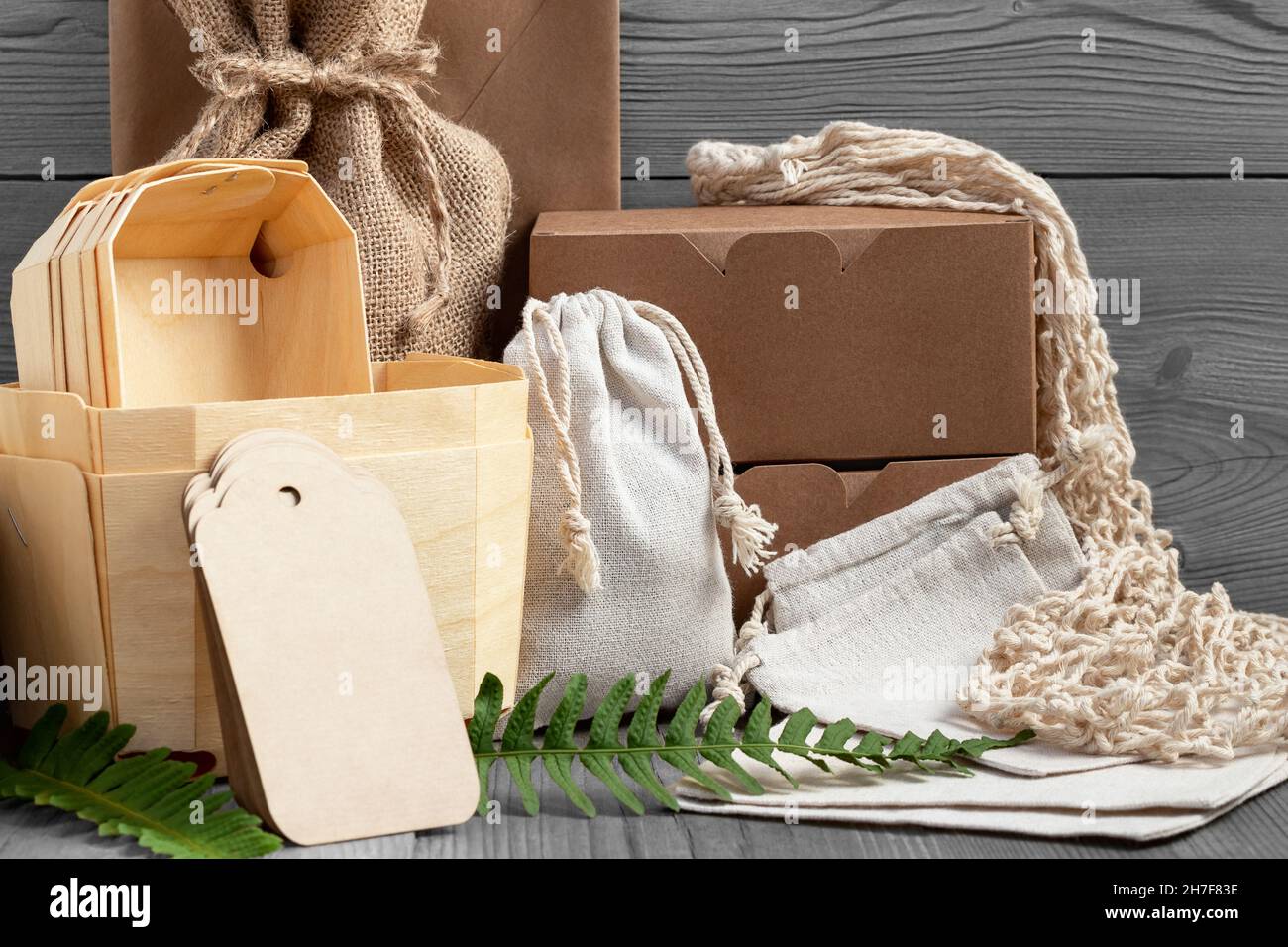 Varie confezioni eco-compatibili realizzate con materiali naturali riciclabili. Protezione ambientale e riduzione dei rifiuti Foto Stock