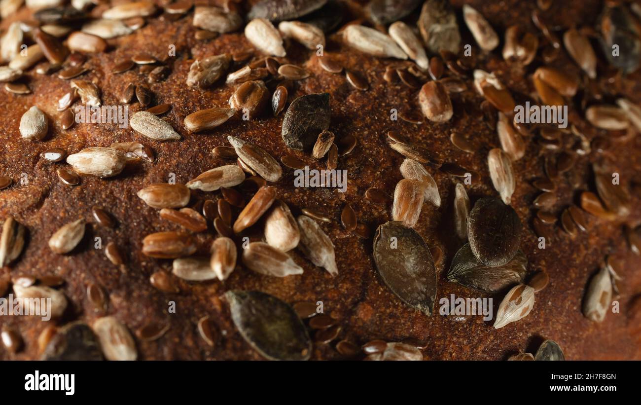 Primo piano di pane fatto in casa intero grano, sfondo cibo, consistenza. Foto Stock