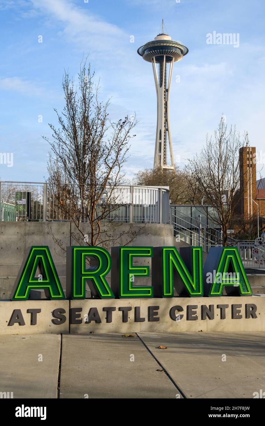 Seattle - 21 novembre 2021; lo storico Space Needle sorge dietro il cartello per la risviluppata Climate Pendge Arena al Seattle Center Foto Stock