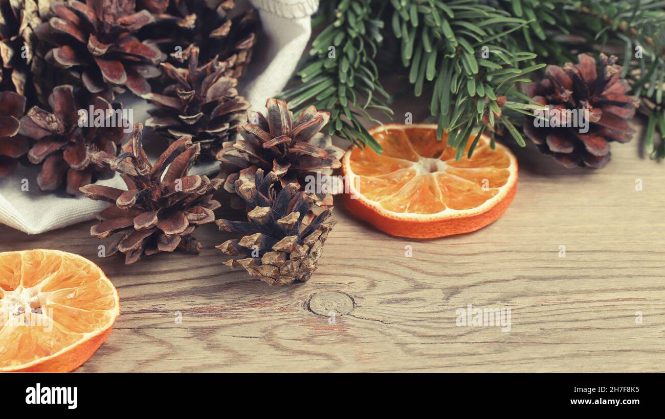 Zero rifiuti e eco-friendly natale concetto. Decorazioni naturali e rami di un albero di Natale sul tavolo in legno. Foto Stock