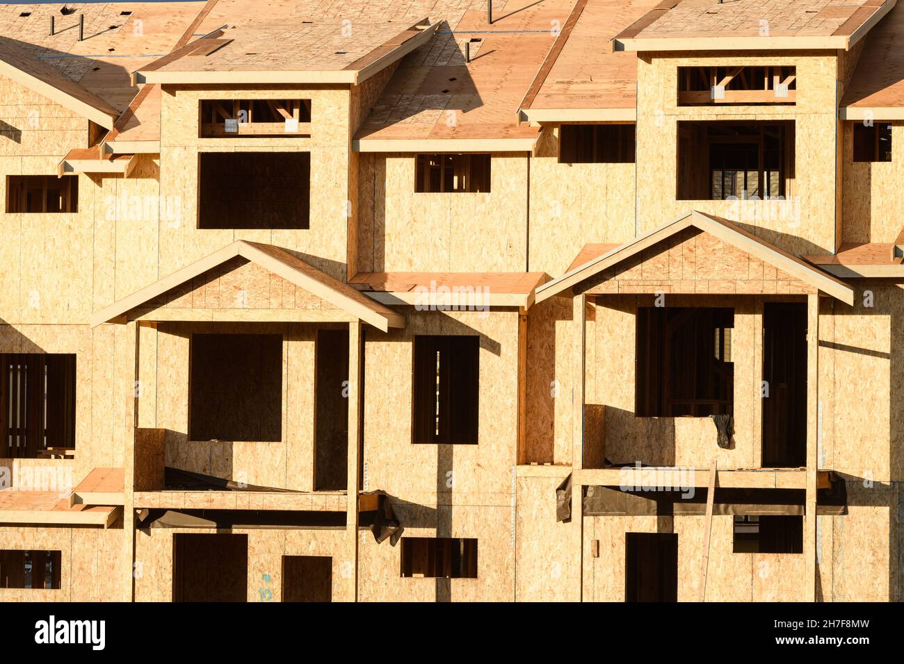 Duvall, WA, USA - 21 novembre 2021; strutture in legno per case di città in costruzione a Duvall vicino Seattle. Foto Stock
