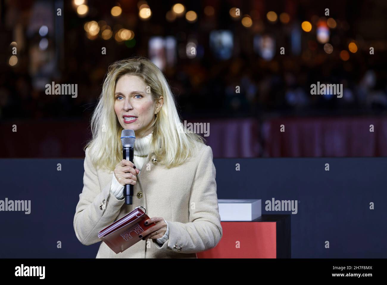 Parigi, Francia. 21 Nov 2021. Il presentatore Dorothée parla durante il lancio delle luci di Natale con il tema: 'La Flamboyance', a Parigi. Foto Stock