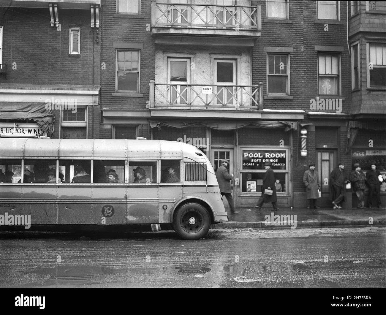 Carico di lavoro dei lavoratori siderurgici che tornano a casa, Aliquippa, Pennsylvania, USA, Jack Delano, U.S. Farm Security Administration, U.S. Office of War Information Photograph Collection, gennaio 1941 Foto Stock