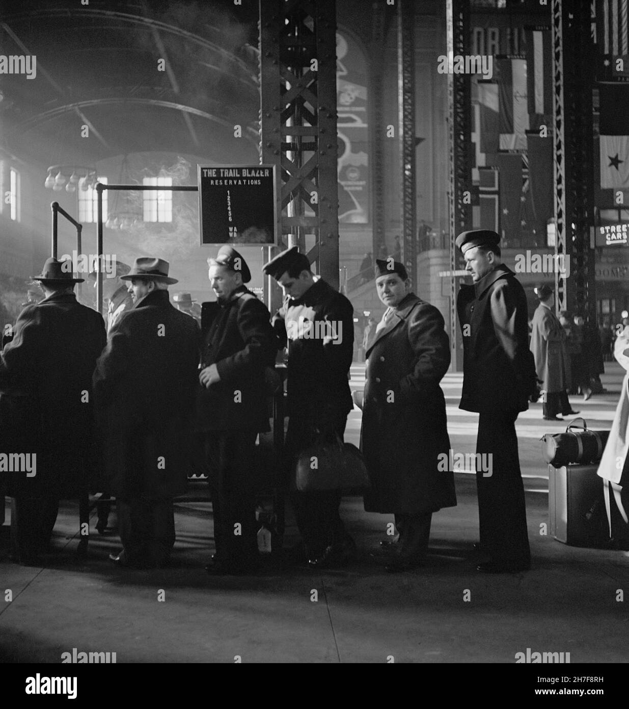 I passeggeri che si allineano per le prenotazioni dei treni nel Concourse, Union Station, Chicago, Illinois, USA, Jack Delano, U.S. Farm Security Administration, U.S. Office of War Information Photograph Collection, gennaio 1943 Foto Stock