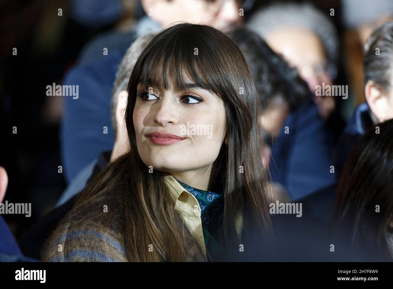 Parigi, Francia. 21 Nov 2021. La cantante Clara Luciani inaugura le luci di Natale sul viale Champs-Elysees il 21 novembre 2021 a Parigi, Francia. Foto Stock