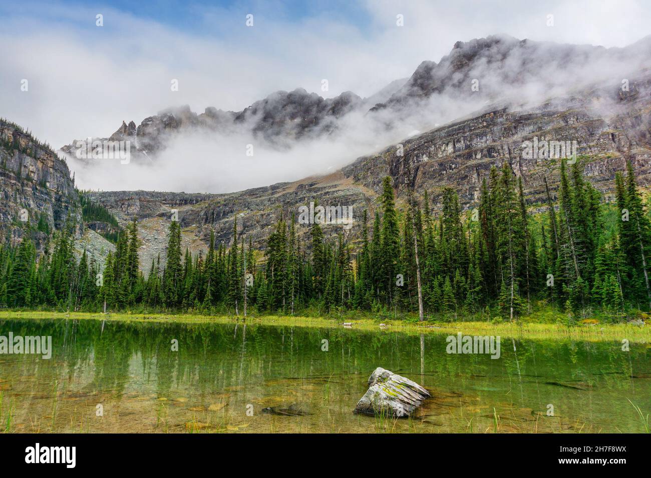 Nuvole pesanti coprono le montagne del Lago o'Hara nelle Montagne Rocciose canadesi del Parco Nazionale di Yoho, British Columbia, Canada. Foto Stock