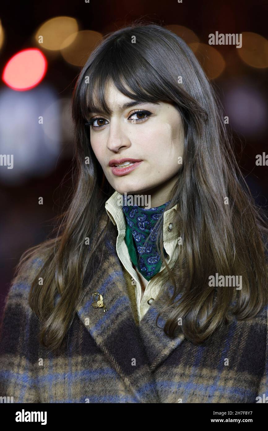 Parigi, Francia. 21 Nov 2021. La cantante Clara Luciani inaugura le luci di Natale sul viale Champs-Elysees il 21 novembre 2021 a Parigi, Francia. Foto Stock