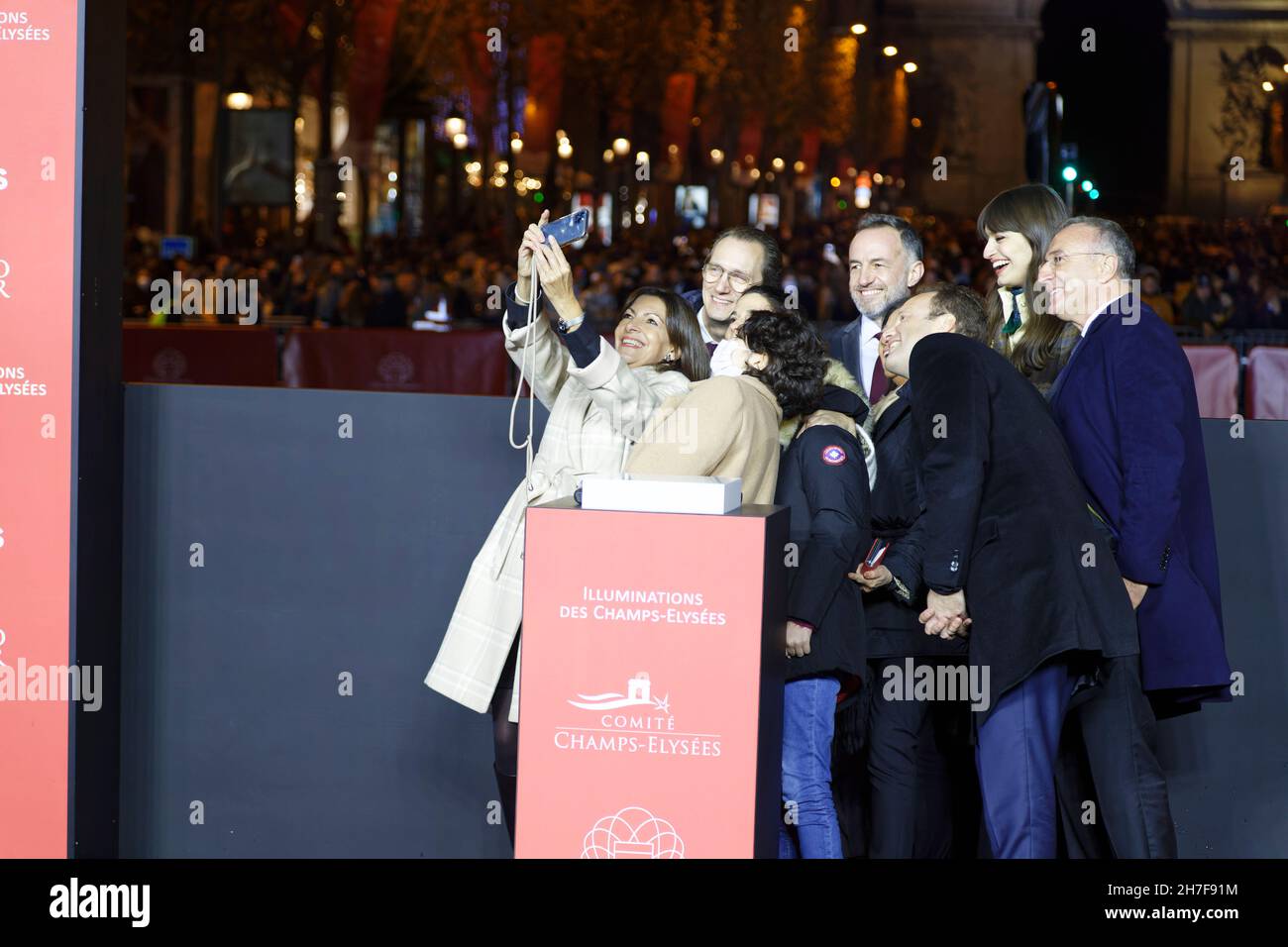 Parigi, Francia. 21 Nov 2021. La cantante Clara Luciani inaugura le luci di Natale sul viale Champs-Elysees il 21 novembre 2021 a Parigi, Francia. Foto Stock