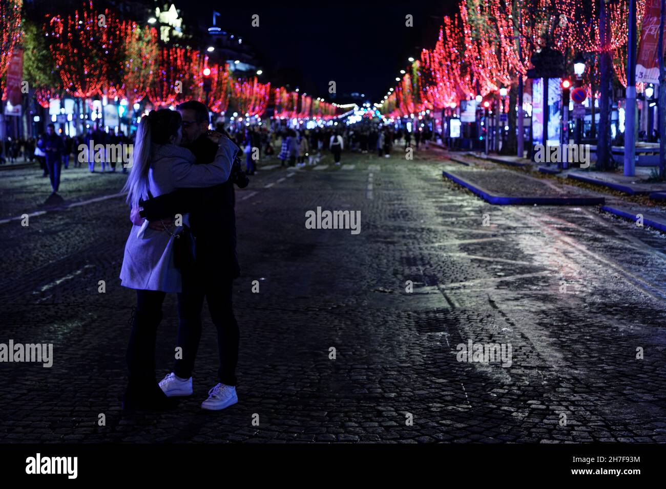 Parigi, Francia. 21 Nov 2021. Vista sul viale Champs-Élysées con le luci di Natale il 21 novembre 2021 a Parigi, Francia. Foto Stock