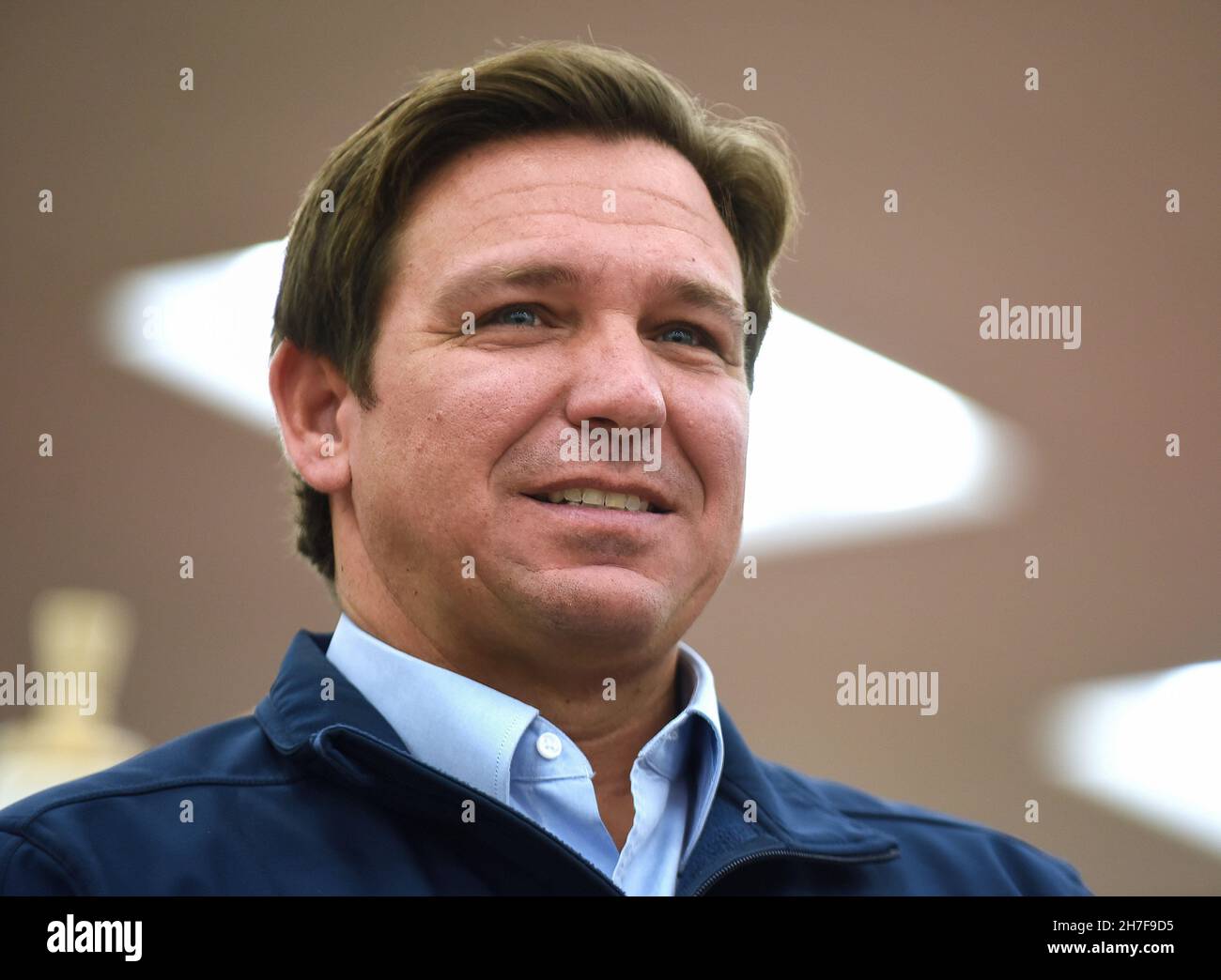 Daytona Beach, Stati Uniti. 22 novembre 2021. Florida Gov. Ron DeSantis parla a una conferenza stampa presso il centro viaggi di Buc-eeís, dove ha annunciato la sua proposta di oltre 1 miliardo di dollari in sgravi fiscali per i Floridiani in risposta all'aumento dei prezzi del gas causato dall'inflazione. DeSantis propone alla legislatura della Florida una vacanza di cinque mesi di tassa di gas. Credit: SOPA Images Limited/Alamy Live News Foto Stock