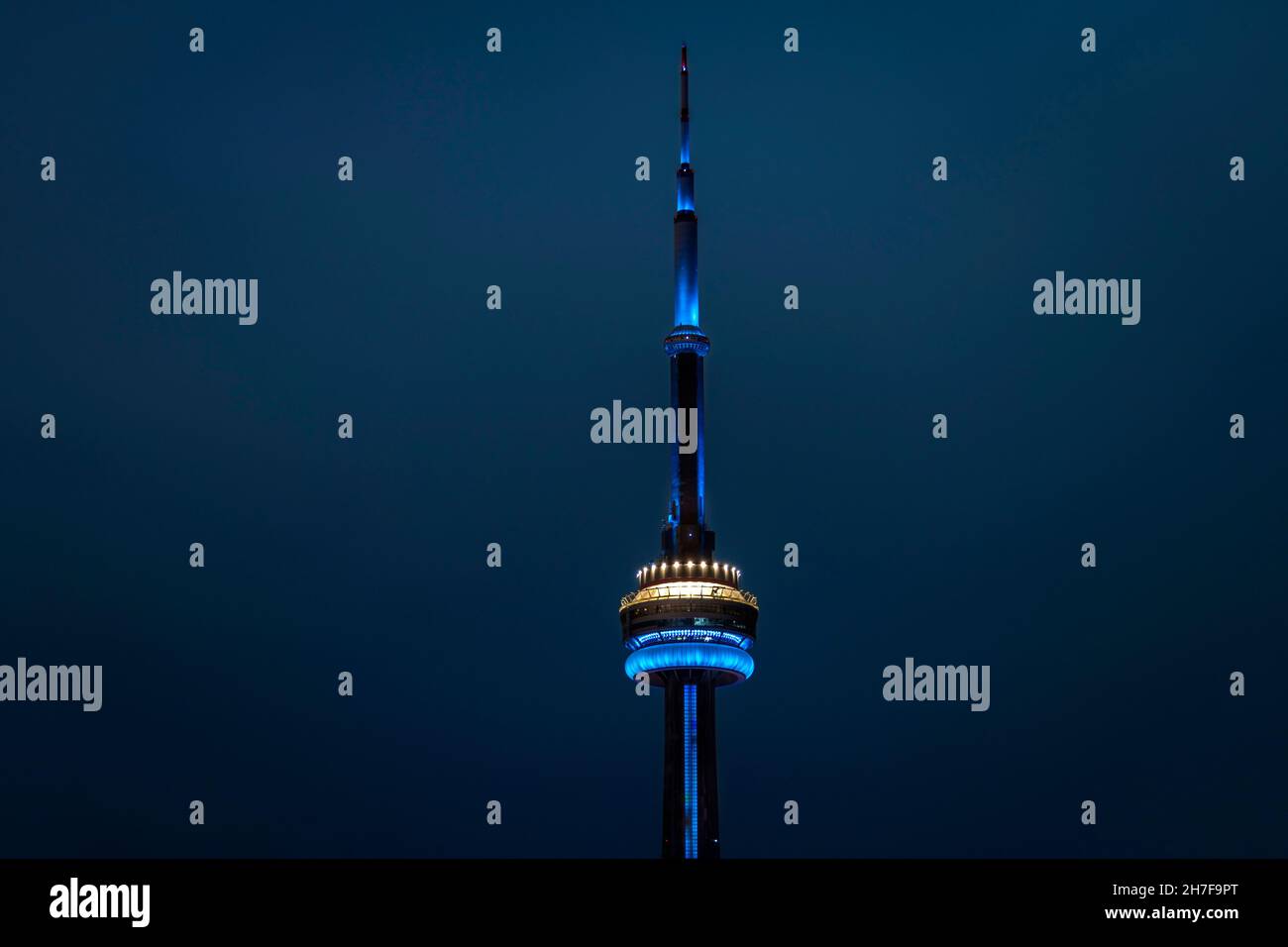 Toronto CN Tower illuminata di notte Foto Stock