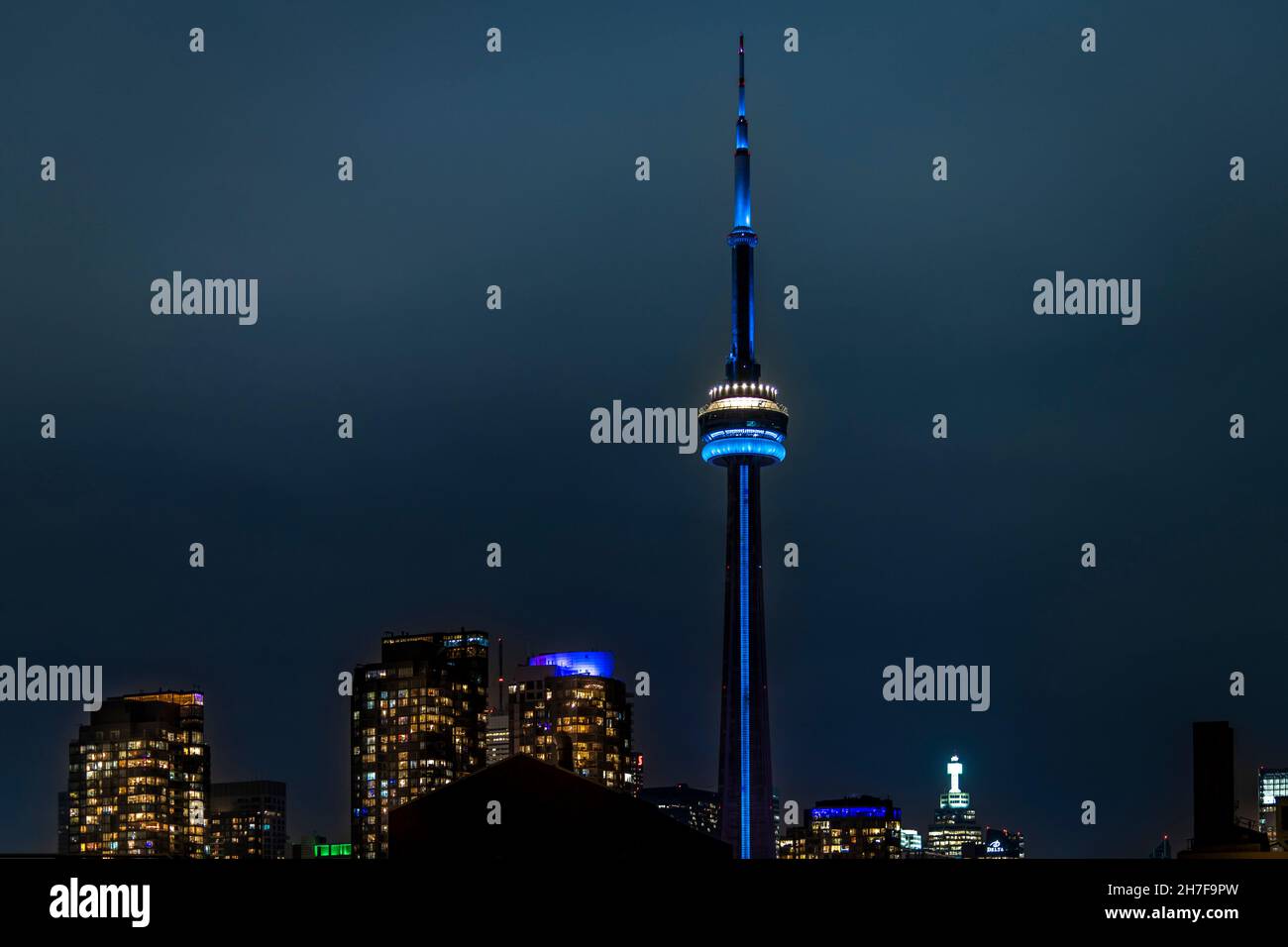 Toronto CN Tower illuminata di notte Foto Stock