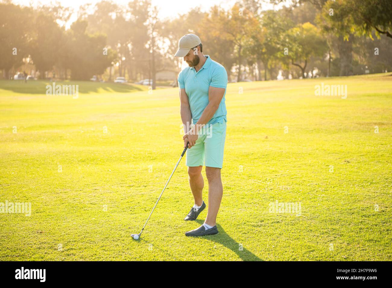 bell'uomo che gioca a golf su erba verde, ricreazione Foto Stock