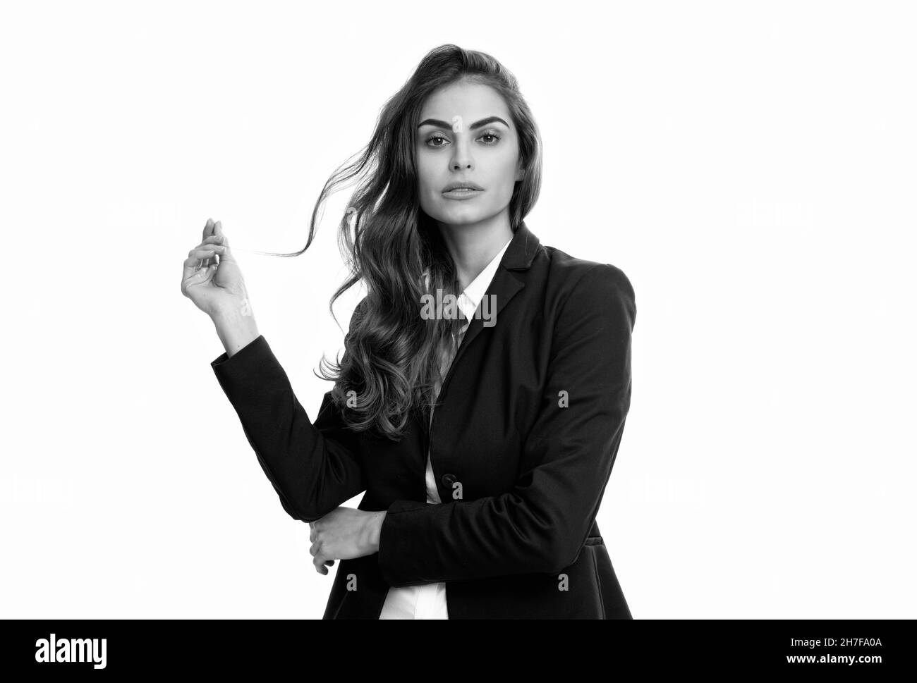 Donna professionale con lunghi capelli ondulati in formalwear isolato su bianco, acconciatura Foto Stock